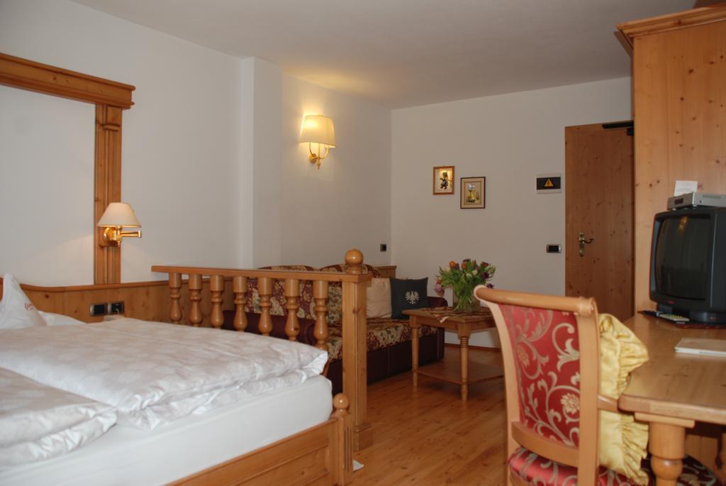 Hotel Flora Selva di Val Gardena Room photo