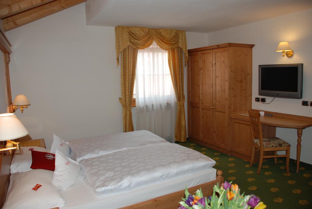 Hotel Flora Selva di Val Gardena Room photo