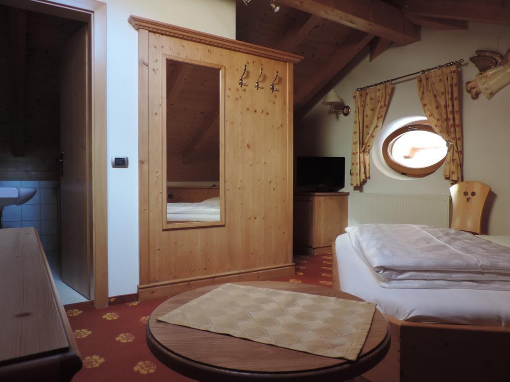 Hotel Flora Selva di Val Gardena Room photo