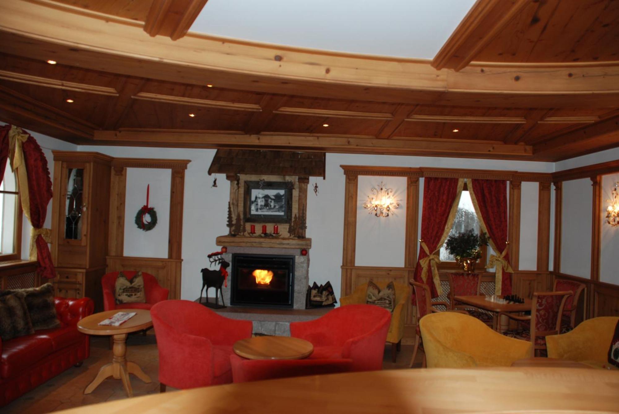 Hotel Flora Selva di Val Gardena Exterior photo
